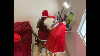 Numa noite de Natal além da garota levou o pau