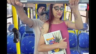 Estudande sendo encoxada por velho no onibus em público!