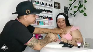 Mientras mi manicurista me arregla mis uñas, yo le voy tocando sus enormes tetas y por debajo de la mesa su rica y humeda pussy - Parte 1