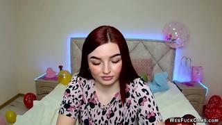 Cute redhead babe chats on webcam live solo show